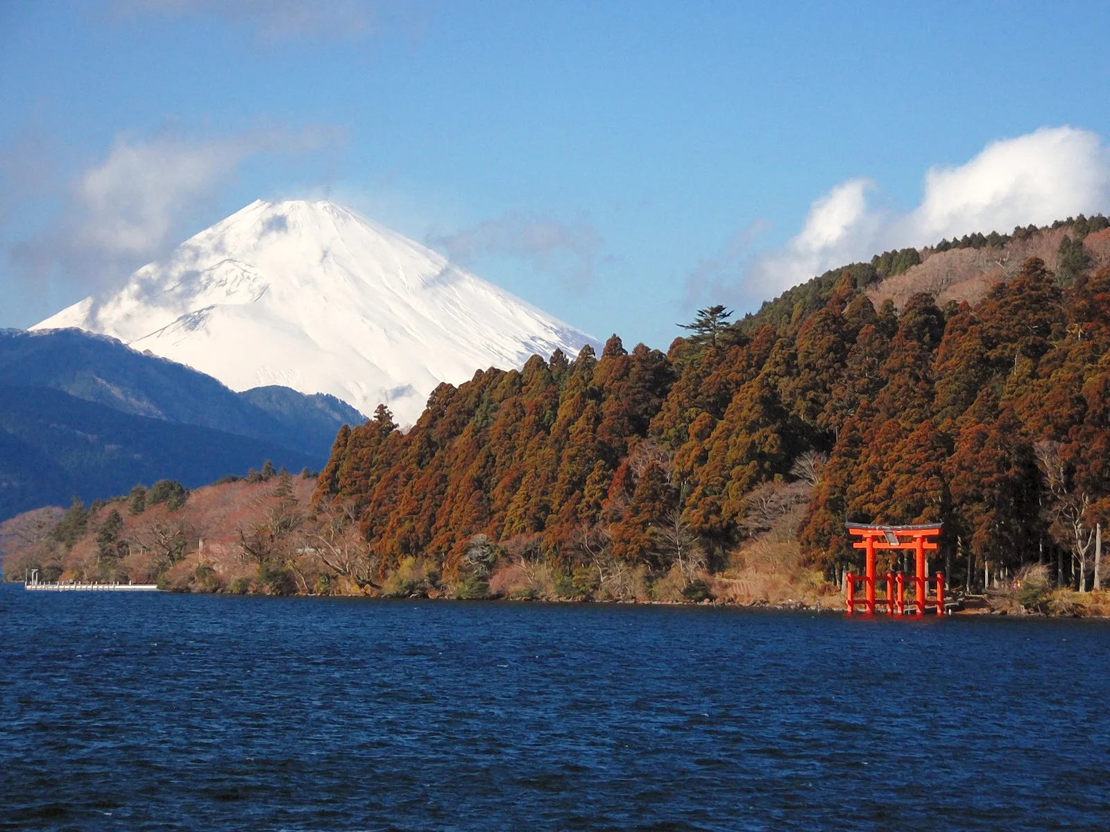 Lake Ashi torii with Mount Fuji